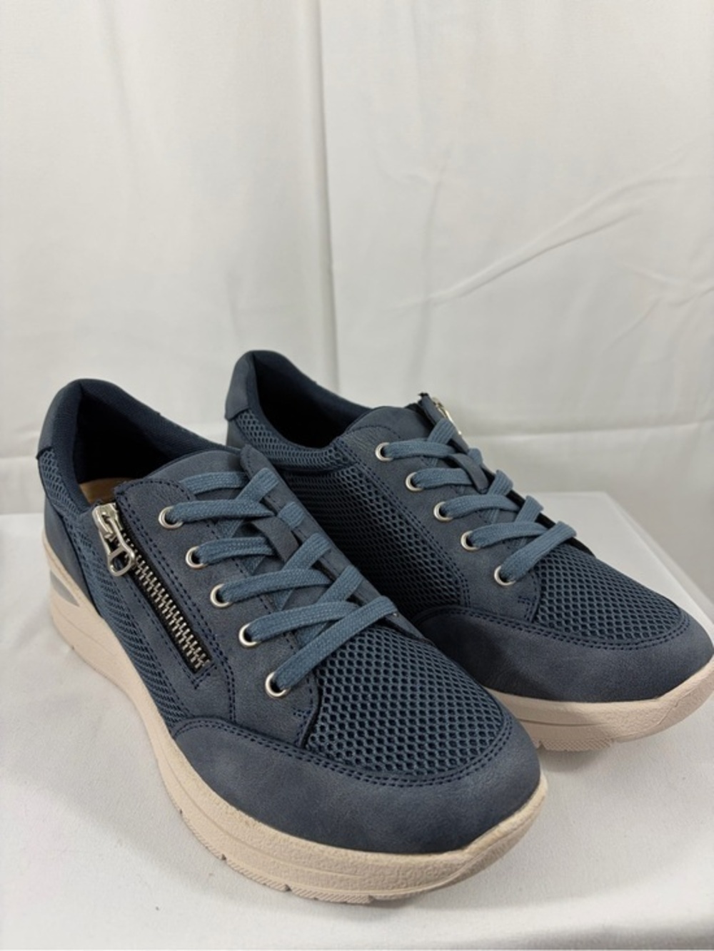 NWT Easy Street Women’s Size 9W Casual Navy Blue Zip-Up Sneakers